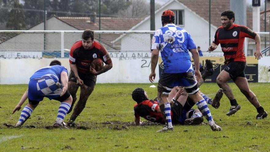 El XV &quot;abellón&quot; se juega toda la temporada frente al Fendetestas de As Pontes. // Bernabé/Javier Lalín