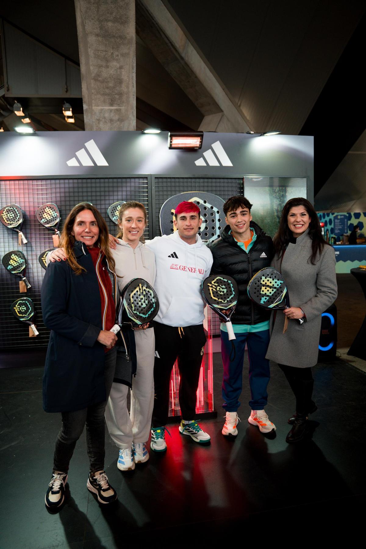 Martita Ortega y Pol Hernández, junto a Astrid Thams, Commercial Managing Director de Hexagon Cup y Ana Gómez, directora de marketing de 'all for padel' y Jesús (Delantero09)
