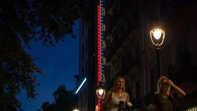 El termòmetre del Portal de l’Àngel per sobre dels 25 ºC.  | MANU MITRU
