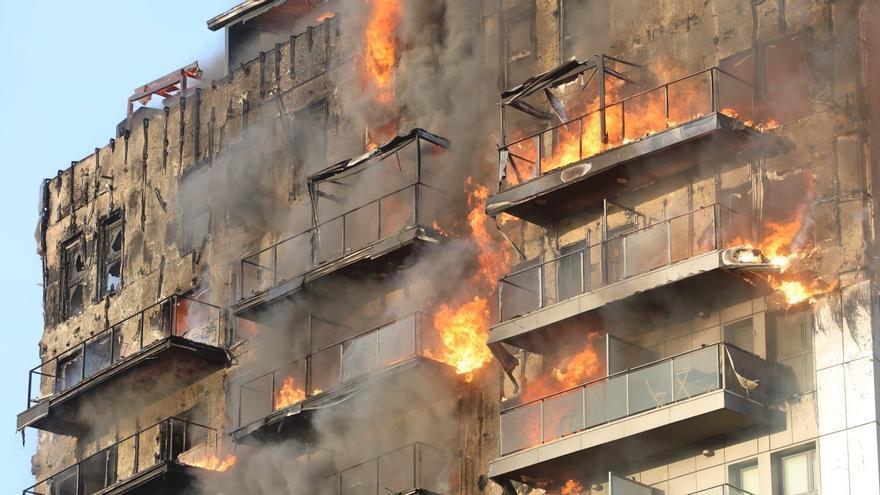 Bilder des Großbrandes in einem Wohnblock in Valencia