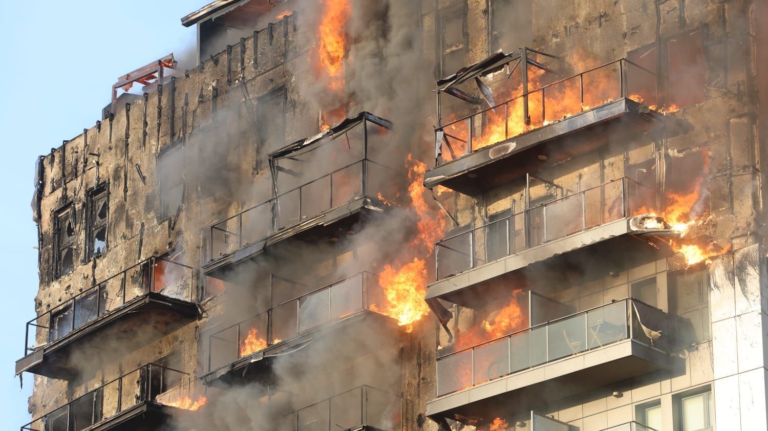 Bilder des Großbrandes in einem Wohnblock in Valencia