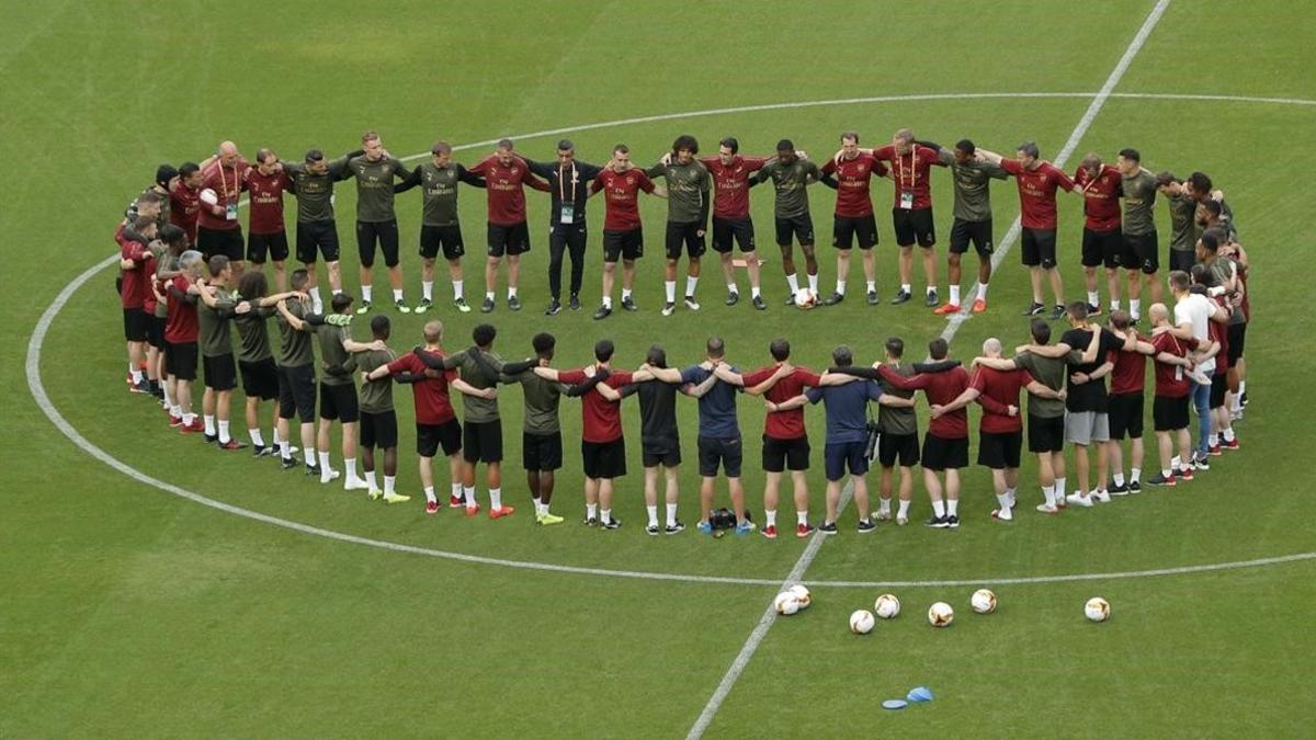 Los jugadores del Arsenal se motivan antes de empezar el entrenamiento en el estadio Olímpico de Bakú (Azerbayán), la sede de la final.