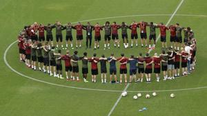 Los jugadores del Arsenal se motivan antes de empezar el entrenamiento en el estadio Olímpico de Bakú (Azerbayán), la sede de la final.