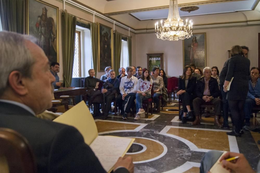 Reunión de Wenceslao López con comerciantes afectados por en incendio de la calle Uría