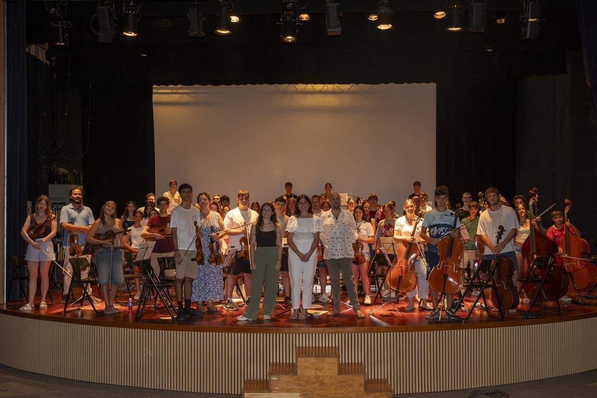 Todos los participantes en la Trobada Orquestral