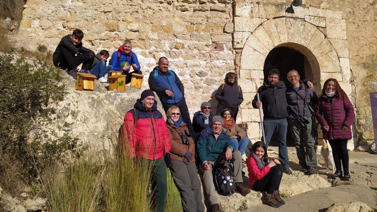Participantes en la jornada de colocación de cajas nido en Xàtiva.