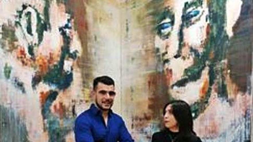 Manuel Vergel y Daniela Somoza posan con las obras de la muestra.