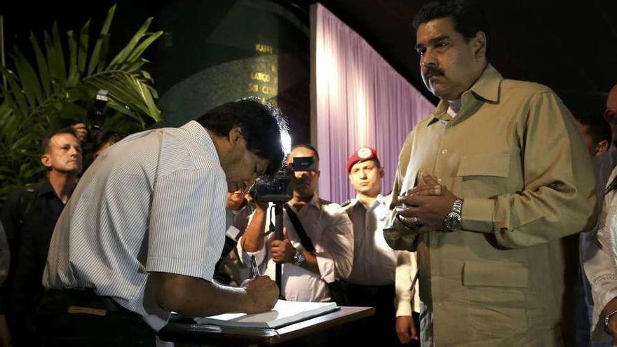 Evo Morales firma en el libro de condolencias en presencia de Nicolas Maduro, en el Memorial José Martí. // Reuters