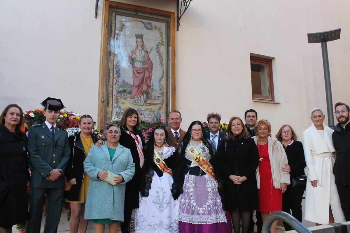 La alcaldesa, Susana Marqués, junto a concejales de la corporación y las reinas en la ofrenda floral a Santa Àgueda.