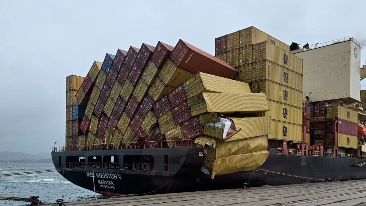 Decenas de contenedores, desplazados por la carga en aguas de Vigo