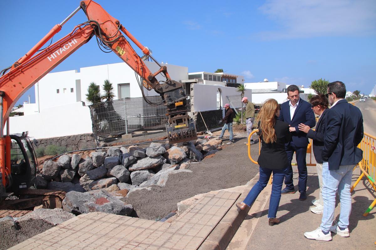 Obras en los barrancos de Montaña Roja, en Playa Blanca (Yaiza), para evitar nuevas inundaciones por lluvias, como las de la borrasca Therese