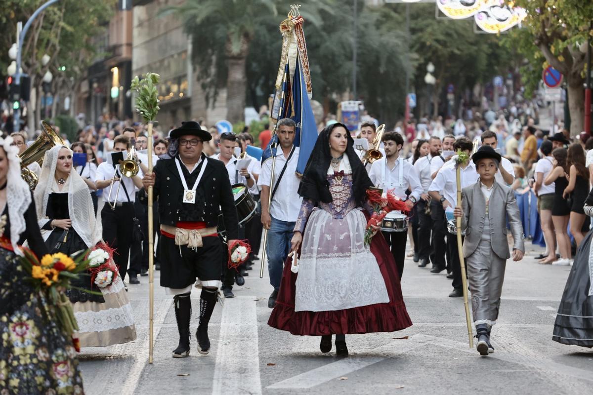 Un momento de la ofrenda por las calles del centro de Alicante.