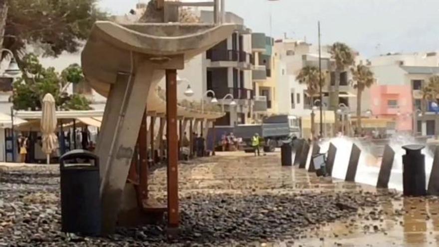 Consecuencias del oleaje en Playa de Arinaga