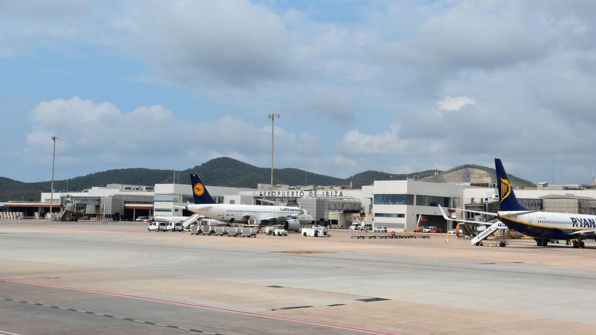 Instalaciones del aeropuerto de Ibiza. | CÉSAR NAVARRO