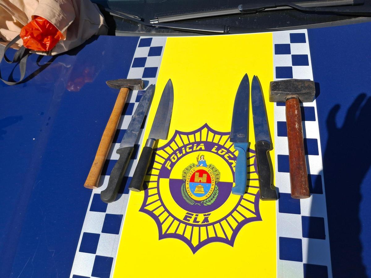 Cuchillos y martillos que el supuesto autor empleó para entrar a la vivienda