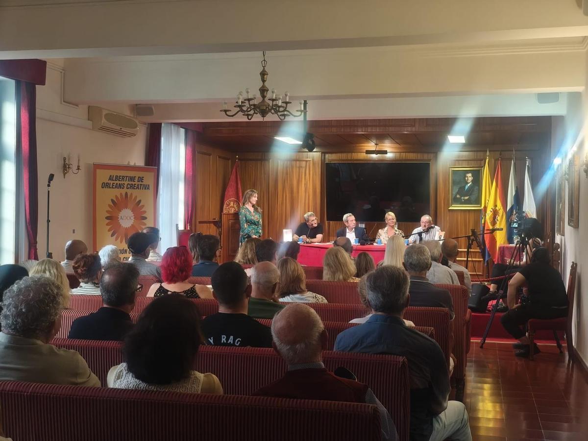 Instante durante la presentación de la biografía que recuerda la figura del artista Julio Viera.