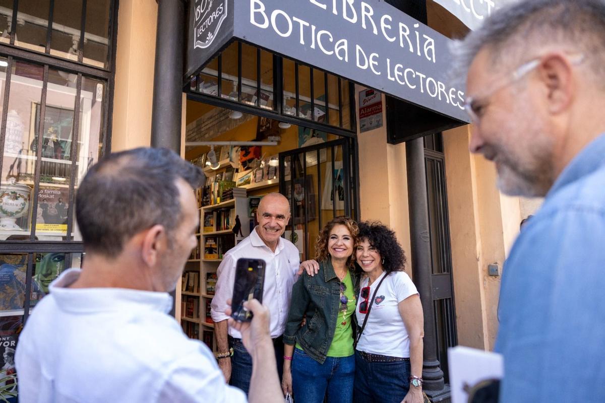 La candidata del PSOE-A, María Jesús Montero, junto con el ex alcalde socialista y líder de la oposición municipal Antonio Muñoz, en la puerta de la Libería Botica de Lectores, en Sevilla.