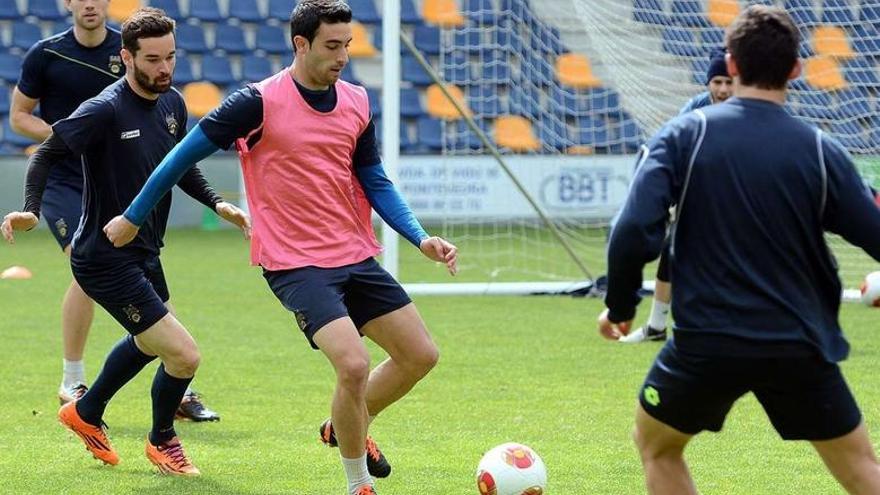 Lede sigue a David García en un partido de entrenamiento del Pontevedra en el campo del estadio de Pasarón.