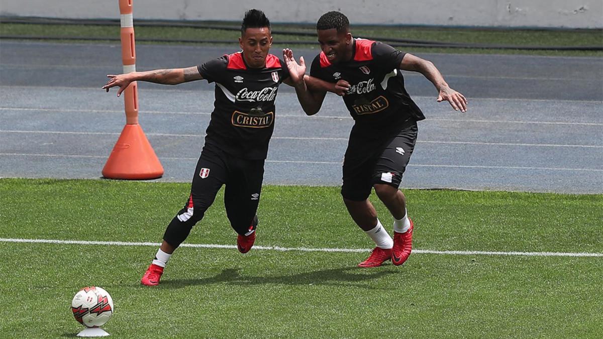 Cueva y Farfán, durante el entrenamiento de este martes