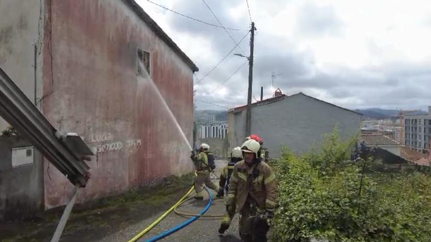Un incendio en un casa deshabitada en Eirís obliga a desalojar a dos vecinos