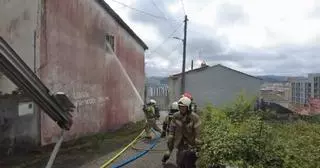 Un incendio en un casa deshabitada en Eirís obliga a desalojar a dos vecinos