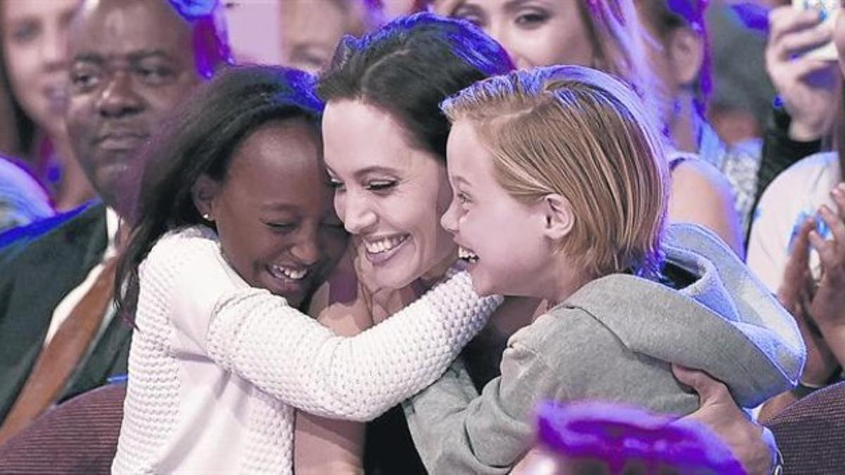 La actriz acudió con sus hijas Siloh (derecha) y Zahara, a la gala de los Kids Choice Awards, donde ganó el galardón a mejor villana por 'Maléfica'.