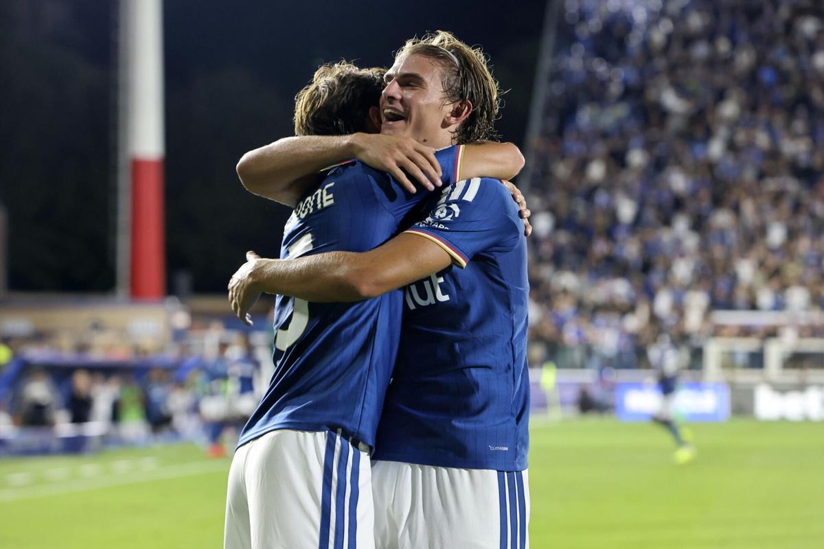 Nico Paz celebra con Máximo Perrone