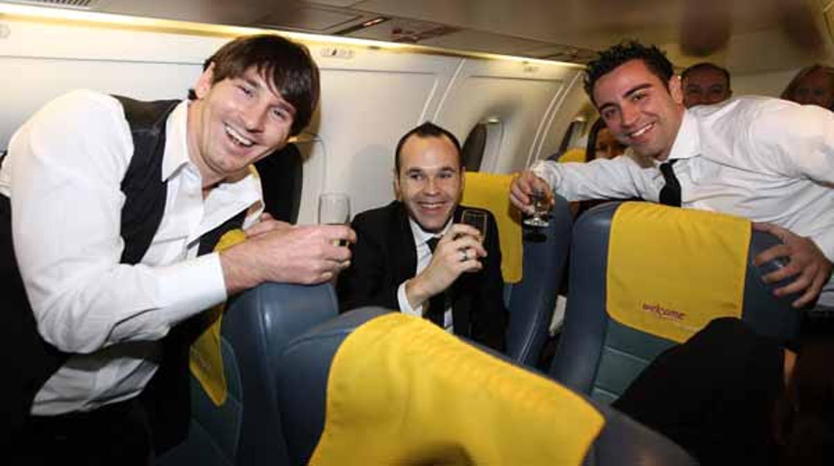 Leo Messi brinda con Xavi e Iniesta después de haber ganado el Balón de Oro.