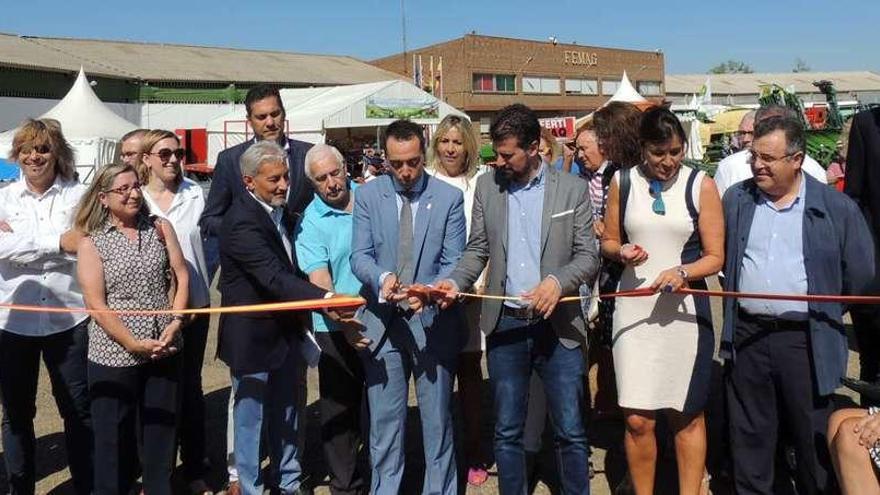 Luciano Huerga procede al corte de cinta.