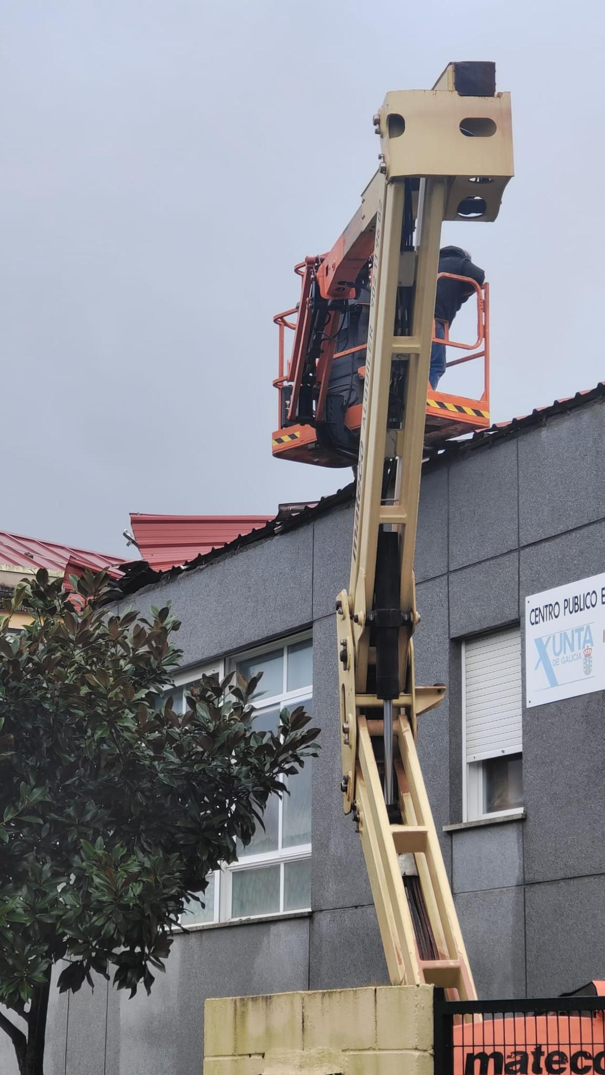Trabajos de reparación, ayer, en el exterior de la escuela.