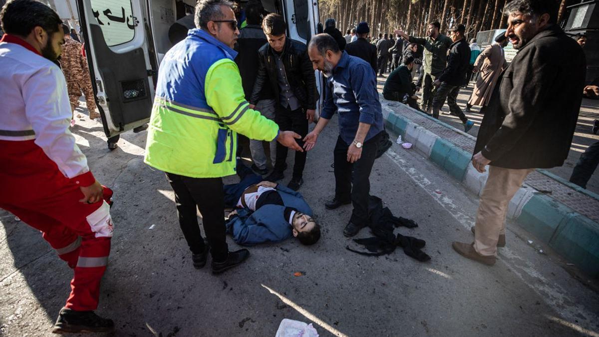 Los servicios de emergencia iraníes atienden a una víctima de las explosiones, este miércoles en Kerman.