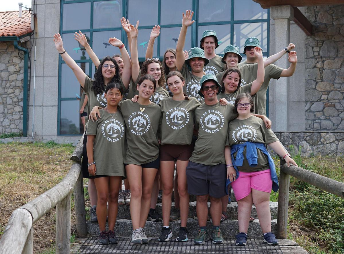 Participantes no campo de voluntariado xuvenil de Amicos.