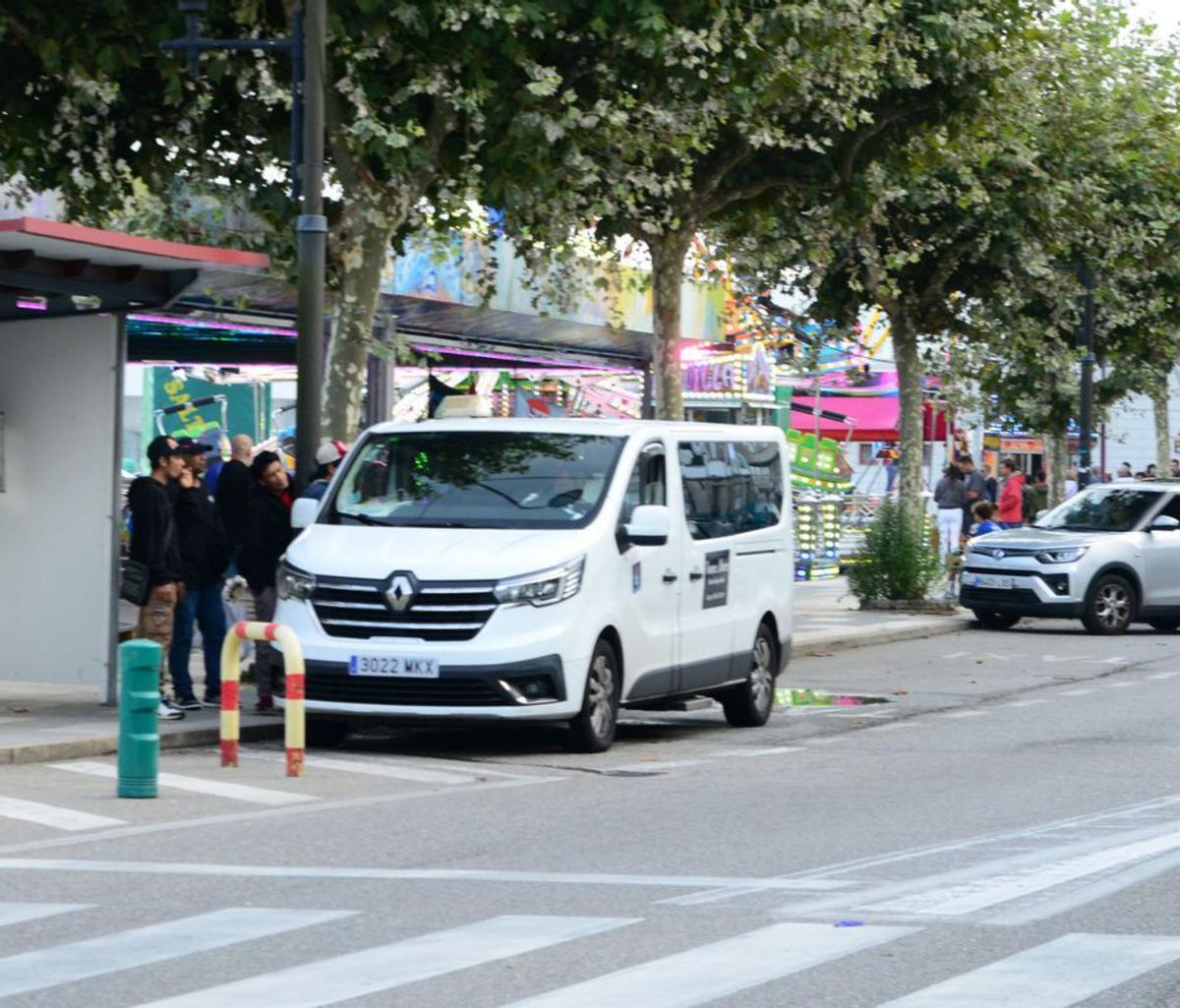 Reunión de taxistas con portavoces políticos de Cangas, el jueves por la noche. |  Santos Álvarez