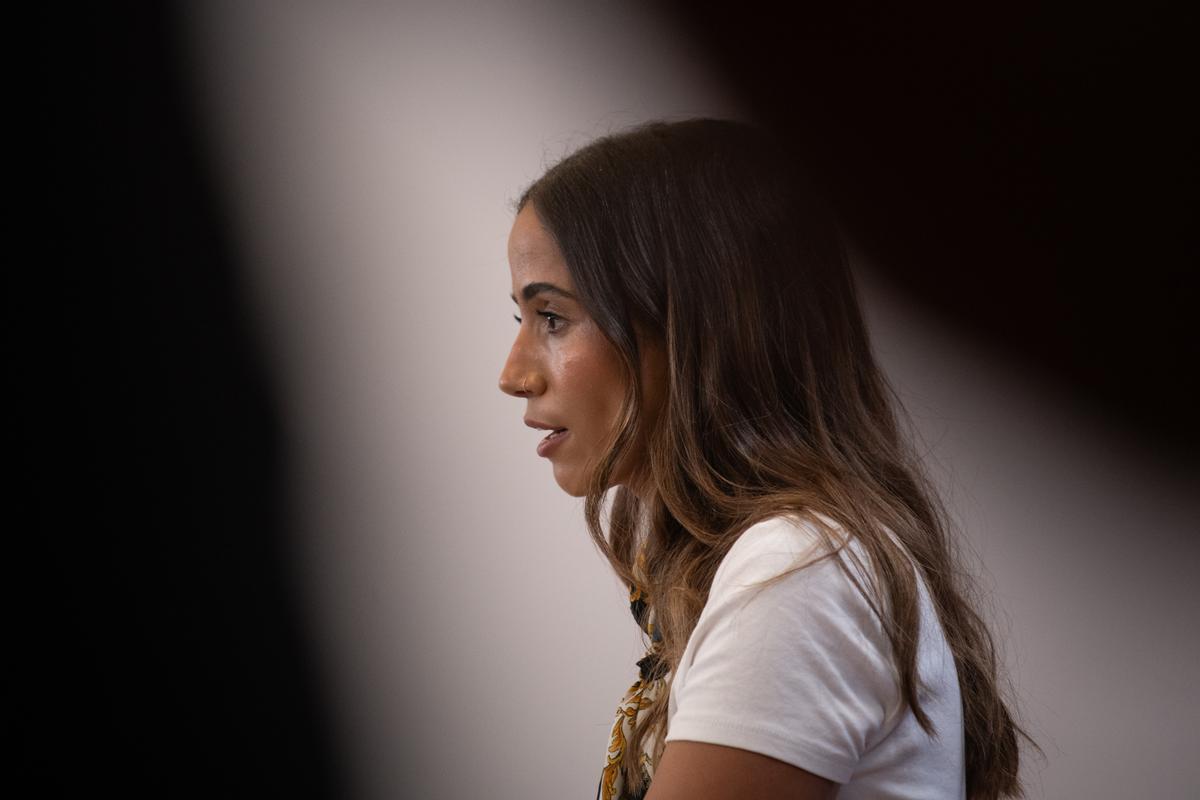 La diputada de Sumar Tesh Sidi durante una rueda de prensa en el Congreso de los Diputados este martes.