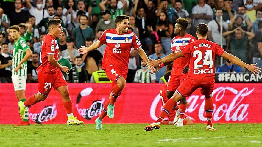 Cabrera celebra el gol de l’empat de l’Espanyol a Sevilla | R CARO CADENAS/EFE