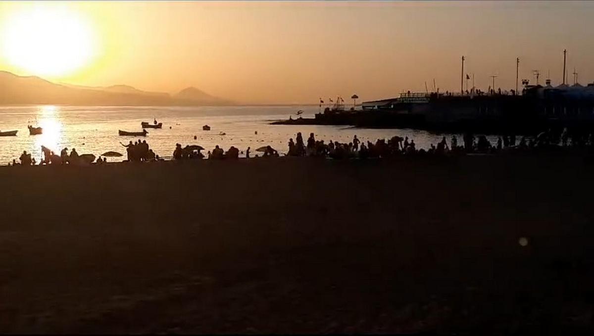 Beneficios de la ola de calor: el impresionante atardecer en Las Canteras.