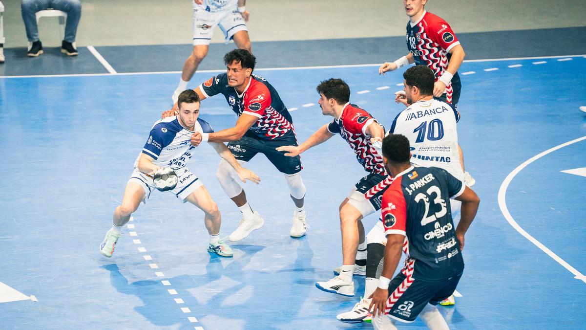 Manu Pérez es agarrado por un rival en una acción del duelo de ayer en Alicante.