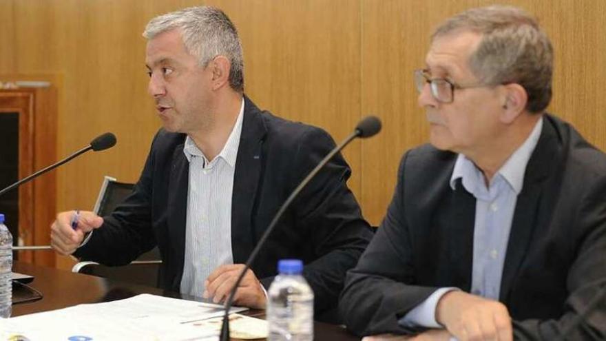 O secretario xeral de Política Lingüística, Valentín García (esquerda) e o alcalde de Carballo, Evencio Ferrero, o pasado martes.