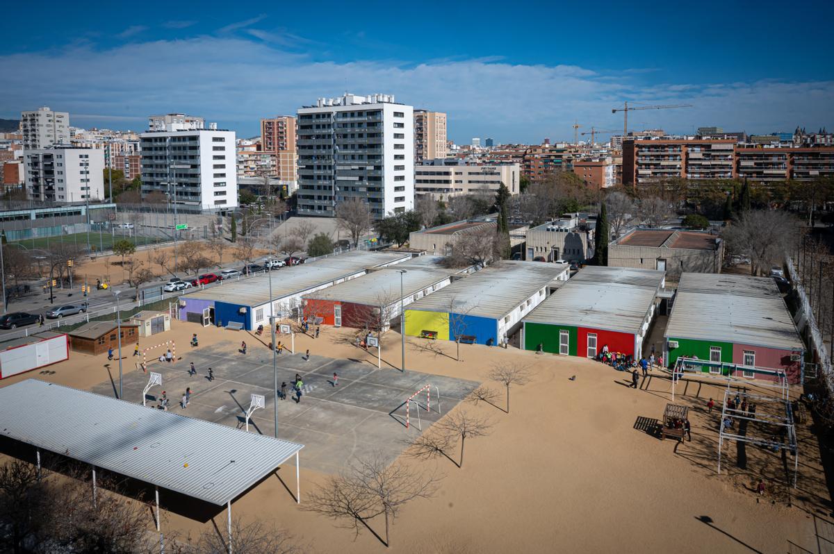 La escuela Paco Candel de L'Hospitalet, actualmente en barracones. En la zona de patio se construirá el nuevo edificio.