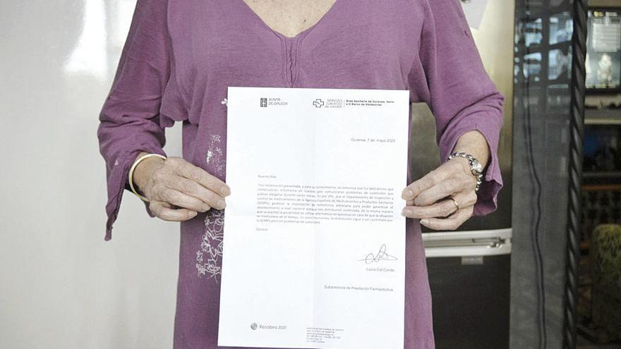 La esposa del paciente, con la carta del Sergas, de 7 de mayo, tras su queja el 17 de febrero. // FdV