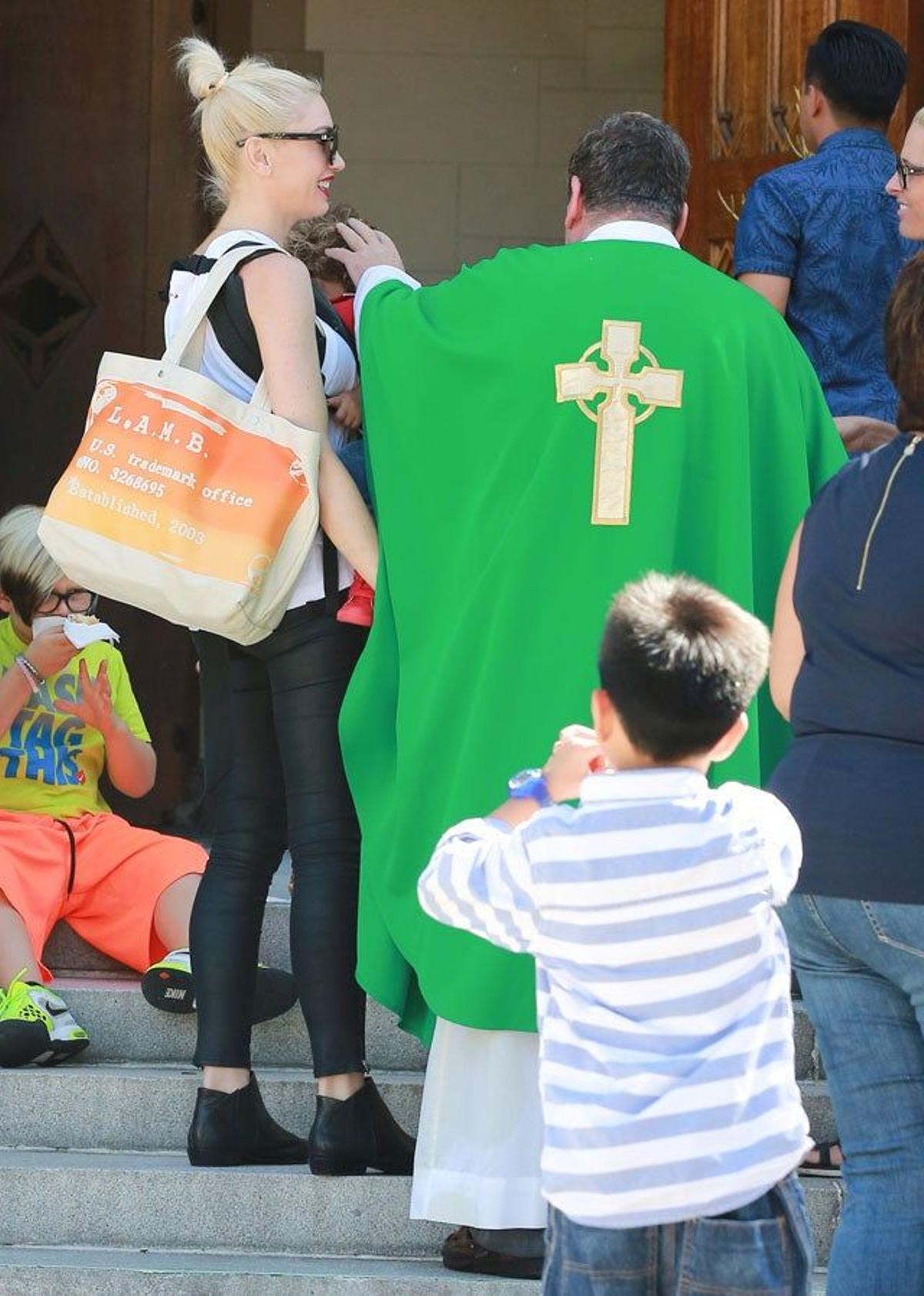 Gwen Stefani a la salida de misa junto a sus hijos