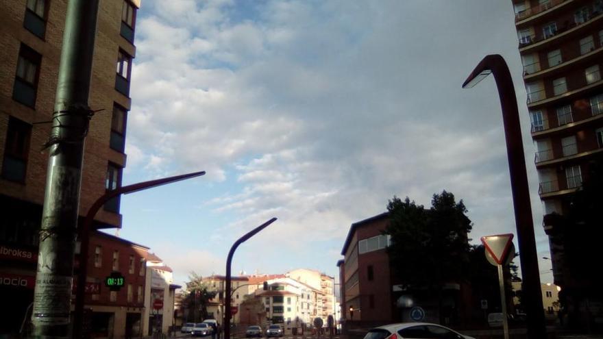 Cielos con nubes y claros a primera hora de la mañana