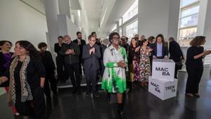 Barcelona 27/11/2025 Barcelona Treinta aniversario del MACBA en el marco de lanu Trenta del museo. Elvira Dyangani Ose,directora del MACBA,junto a autoridades y artistas en el acto de presentación del 30 aniversario del museo. AUTOR: JORDI OTIX