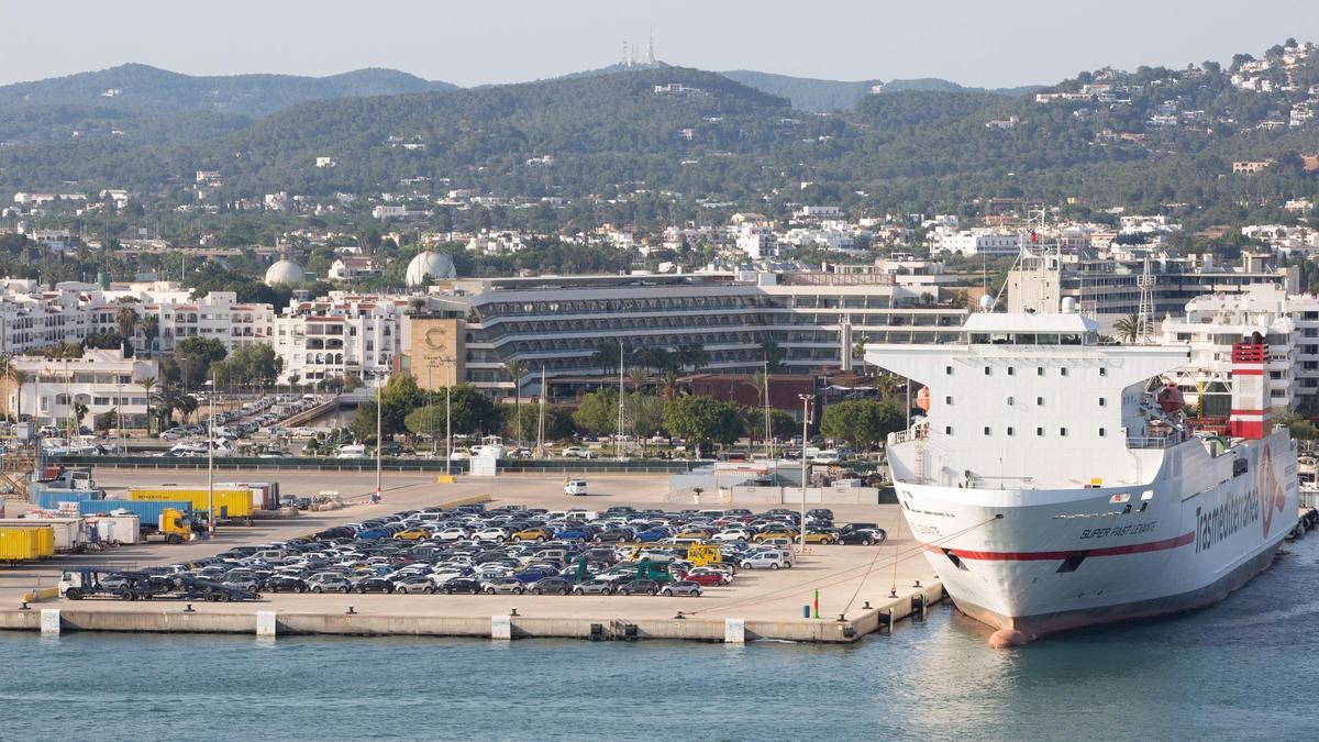 Vehículos estacionados en una zona de embarque del puerto de Ibiza.