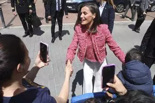 La reina Letizia triunfa en Oviedo con su look en zapatillas: "Está muy guapa"