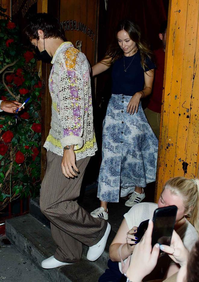 Harry Styles y Olivia Wilde salen de un restaurante en Nueva York