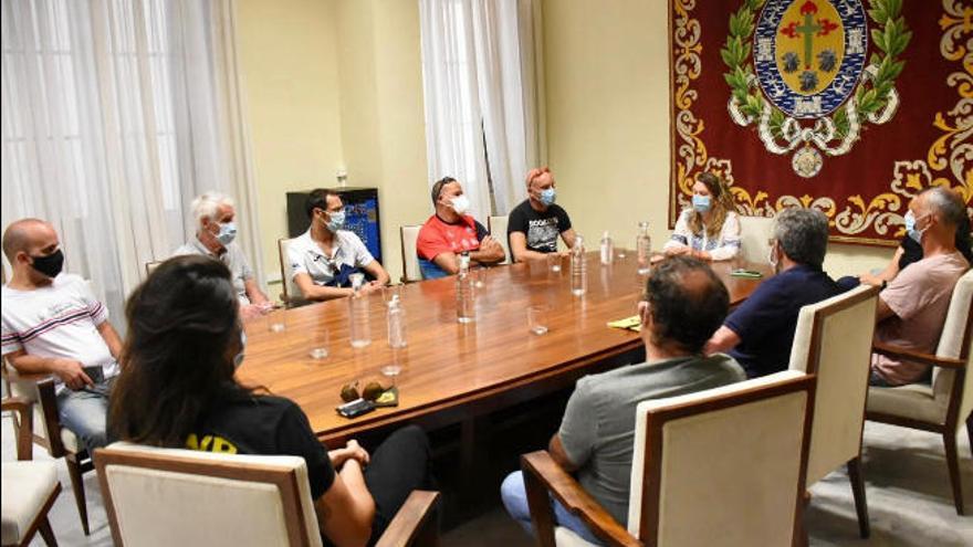 Elena Mateo (derecha) en la reunión junto con los clubes usuarios de la Acidalio Lorenzo.