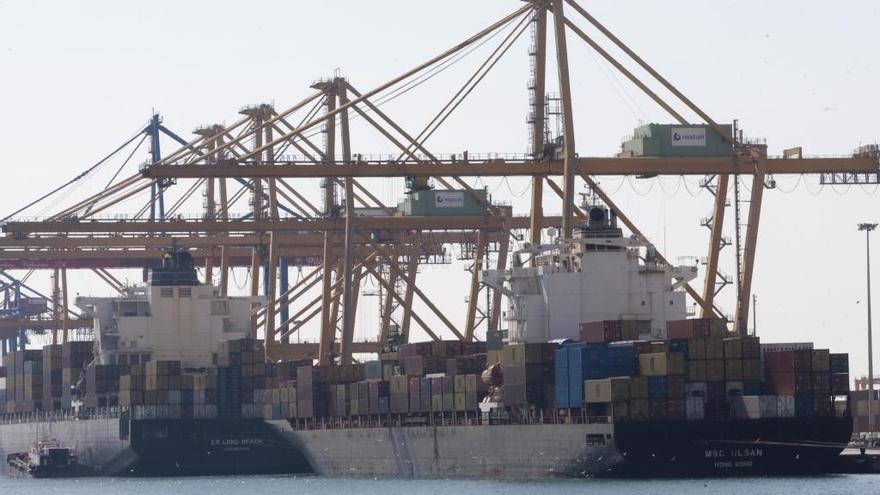 La mayor naviera china paga 203 millones a Noatum para controlar su terminal de València