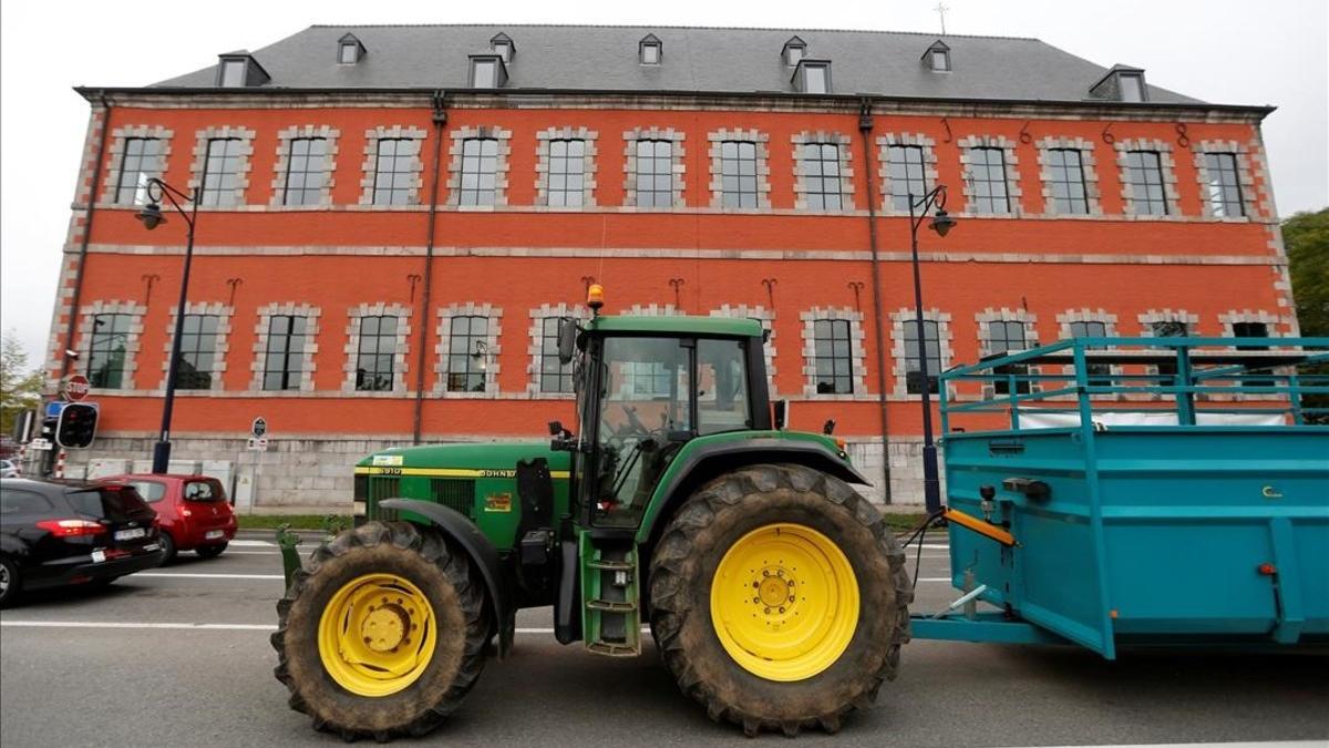 jgblanco35903456 a tractor is pictured outside the walloon regional parliamen161014181328