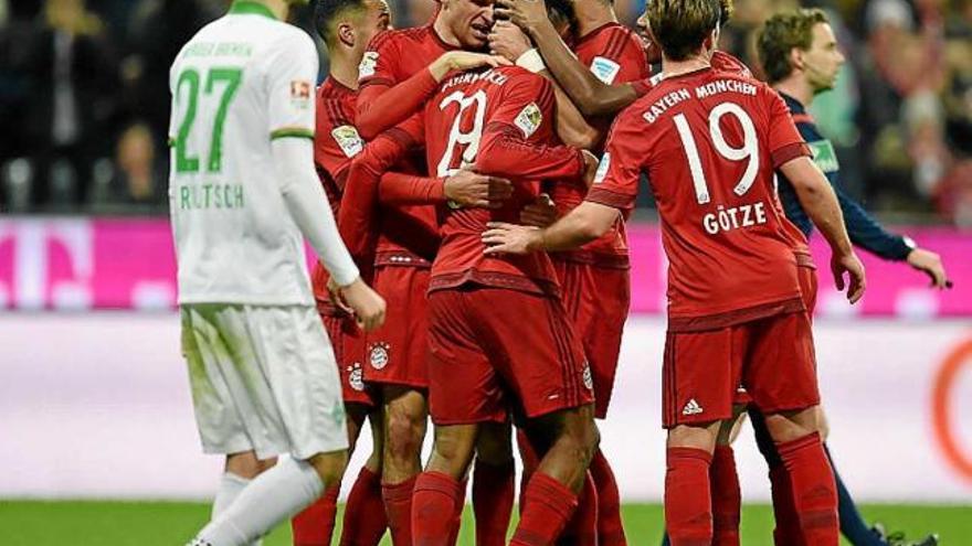 Els jugadors del Bayern celebren un gol davant un capcot rival